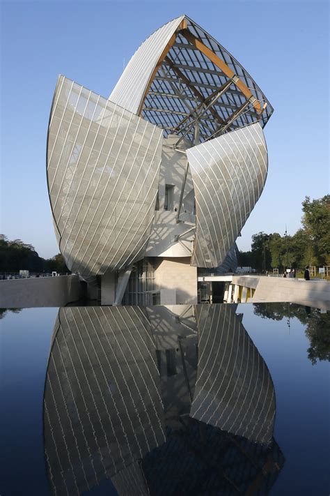 frank gehry designed fondation louis vuitton